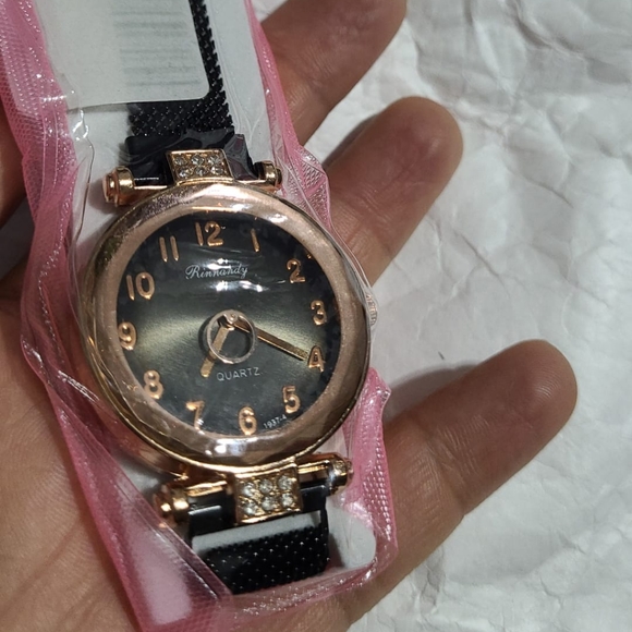 Luxury Women Watch Fashion Elegant Magnet Buckle V - Picture 2 of 2